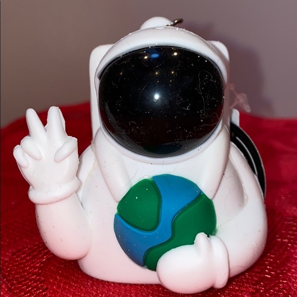 🔴RARE🔴 NOISE-MAKING ASTRONAUT
Sanitizer Holder - Picture 1 of 8